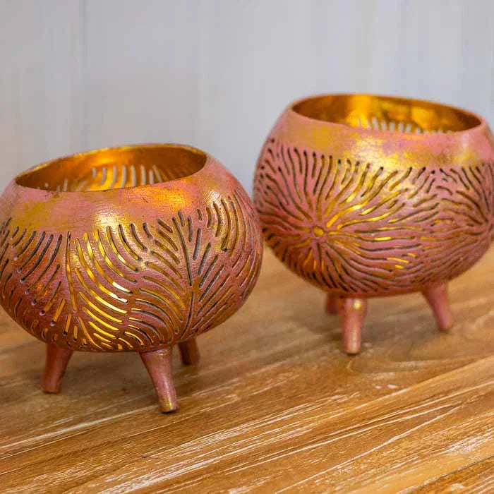 Lanterna decorativa de Bali esculpida em fibra natural de coco para ambiente zen. 