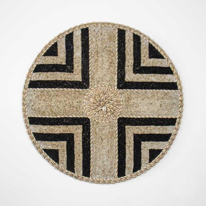Arte de parede que simboliza equilíbrio e espiritualidade, ideal para compor decorações com estilo étnico. 