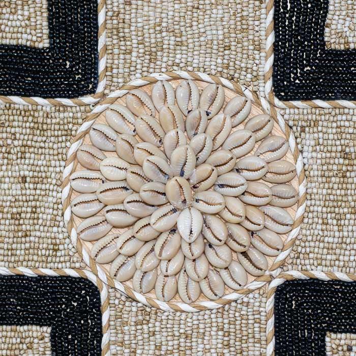 Mandala esculpida e adornada com conchas, perfeita para dar um toque de leveza e cultura ao seu lar. 