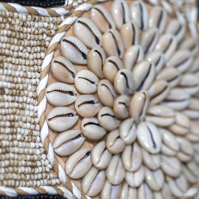 Composição artesanal em conchas naturais que reflete a energia de Bali e valoriza qualquer espaço com autenticidade. 