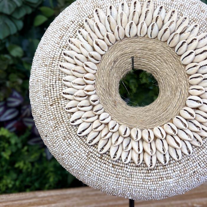 Decore com ancestralidade e textura: essa mandala com base valoriza qualquer superfície com sua estética artesanal e significado espiritual.