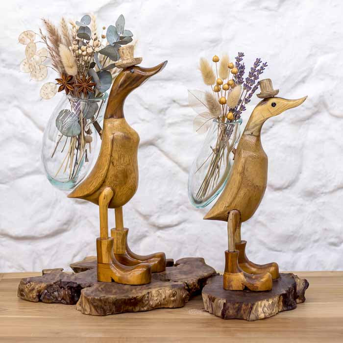 Estatuetas feitas à mão em bambu natural de patos jardineiros. Esculturas divertidas para decorar seu ambiente.