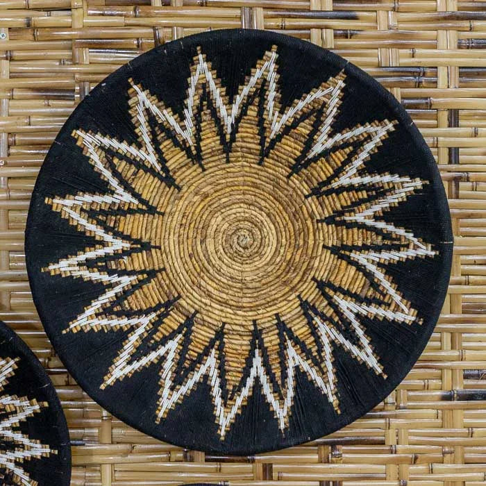Objeto decorativo com acabamento preto, ideal para criar contrastes elegantes e composições boho. 