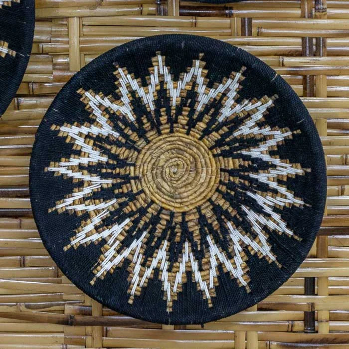 Arte balinesa de parede com design circular e tonalidade marcante, feita com fibra natural. 