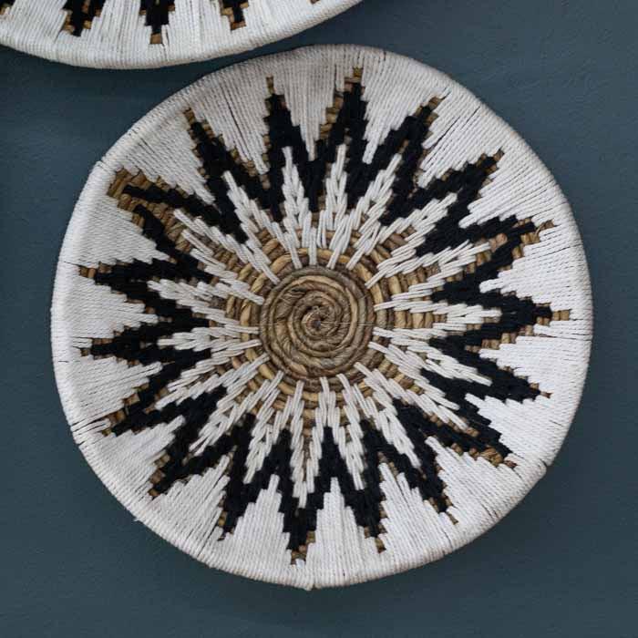 Objeto decorativo boho em fibra vegetal, ideal para destacar paredes com leveza e autenticidade. 