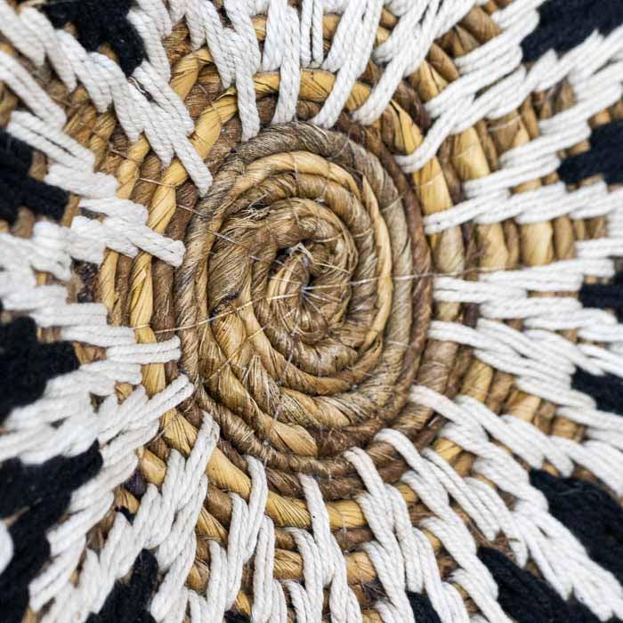 Composição de parede em fibra natural da Indonésia, com textura delicada e acabamento orgânico. 