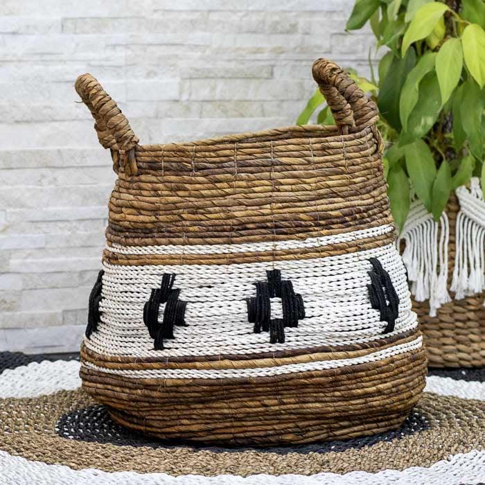 Cestaria balinesa com acabamento orgânico, perfeita para decorar e organizar. 