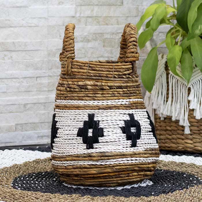 Objeto funcional e decorativo feito com fibras naturais da Indonésia. 