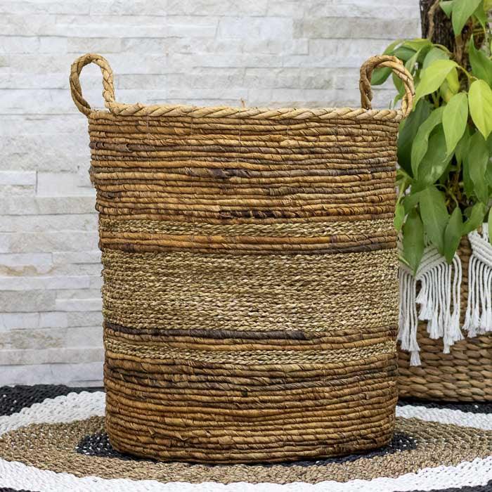 Cesta Antik feita à mão em fibra natural trançada, produzida artesanalmente em Bali. 