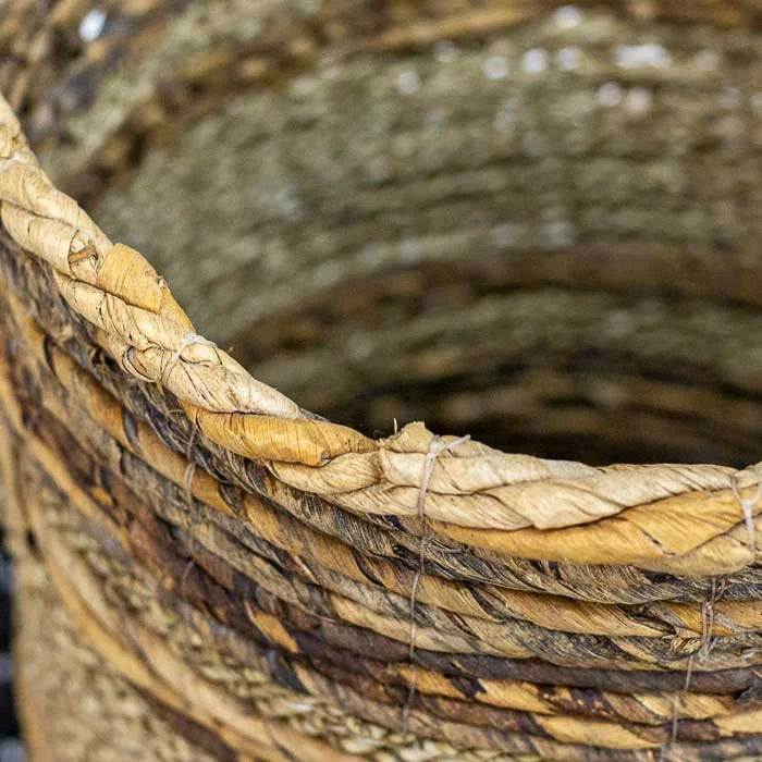 Cestaria da Indonésia com acabamento orgânico e design tradicional balinês. 