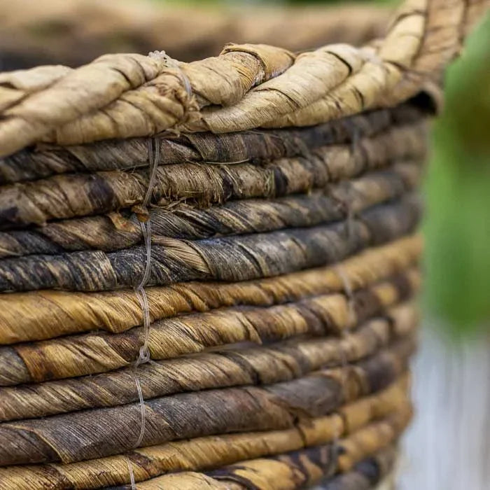 Objeto decorativo em fibra natural com aparência vintage, feito em Bali. 