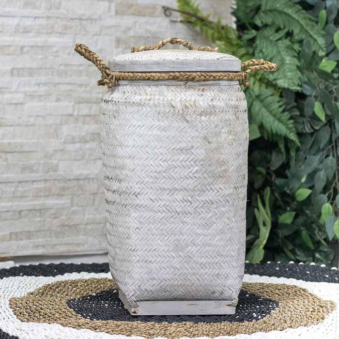 Cesto com tampa feito em bambu natural e acabamento patinado, produzido artesanalmente em Bali.