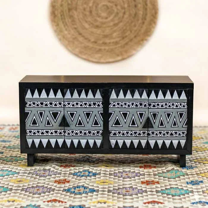 Gabinete artesanal em madeira escura da Indonésia com portas decoradas com pintura étnica geométrica Tana Toraja.