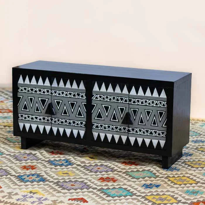 Rack decorativo de estilo Tana Toraja posicionado sobre tapete geométrico, destacando o design cultural de Bali.