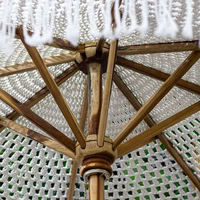 Guarda-sol de macramê com franjas decorativas produzido em Bali