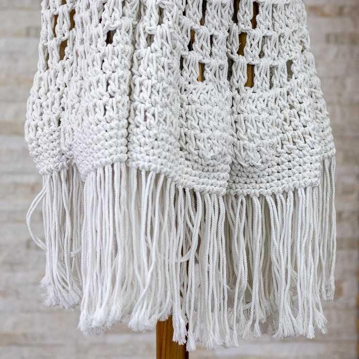 Ombrelone decorativo balinês com estrutura de madeira e macramê