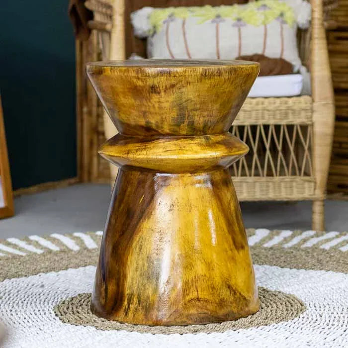 Banco em madeira natural com design tribal balinês, ideal para composições étnicas.