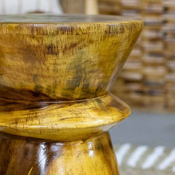 Banco em madeira natural com design tribal balinês, ideal para composições étnicas.