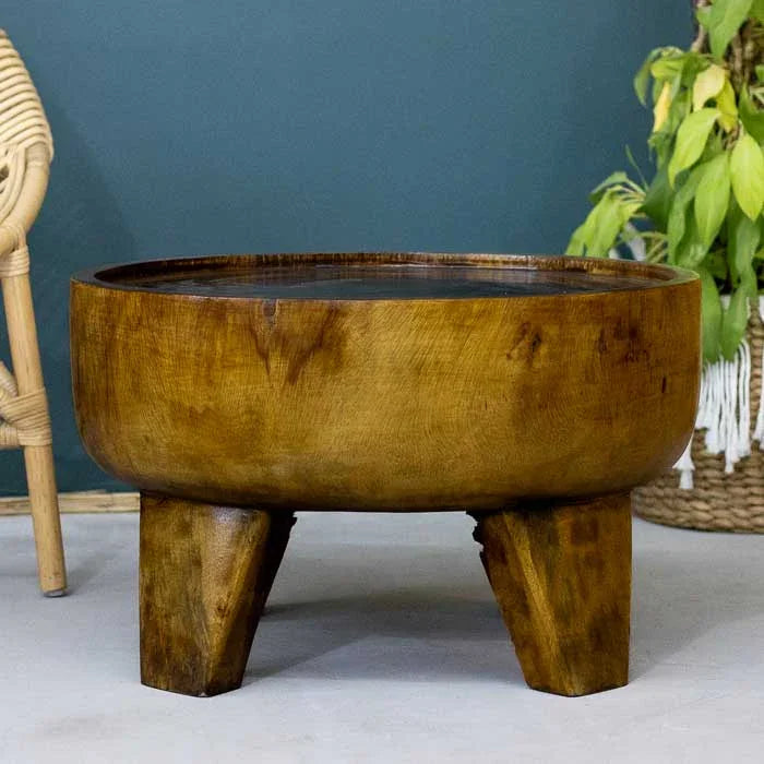 Mesa com estrutura robusta e estilo natural, ideal para salas e varandas cobertas.