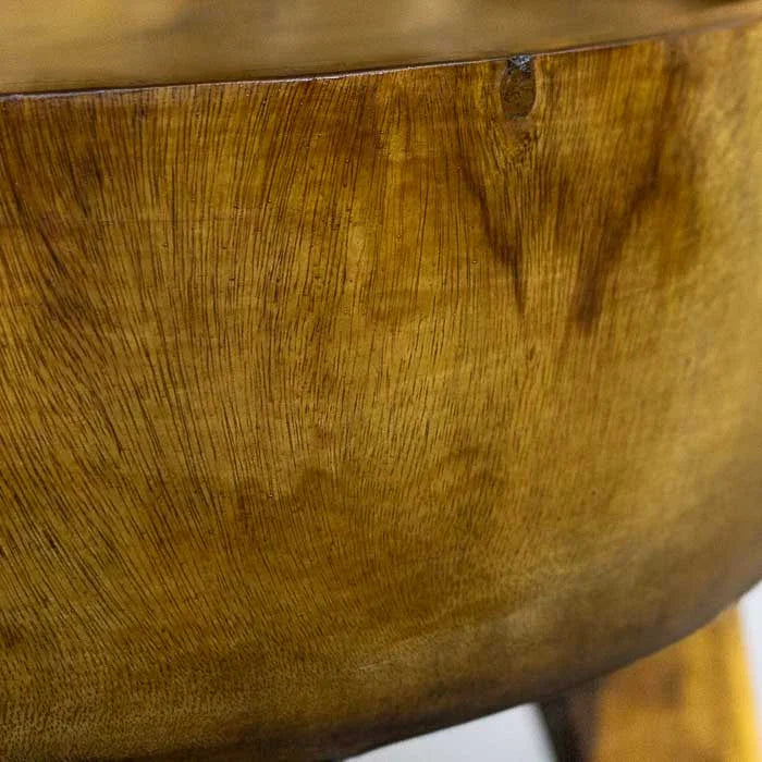 Móvel decorativo com design orgânico e acabamento rústico da Indonésia.