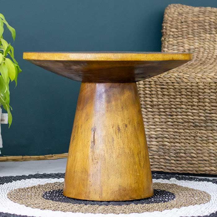 Tampo artesanal com acabamento cru, perfeito para composições tropicais e boho. 