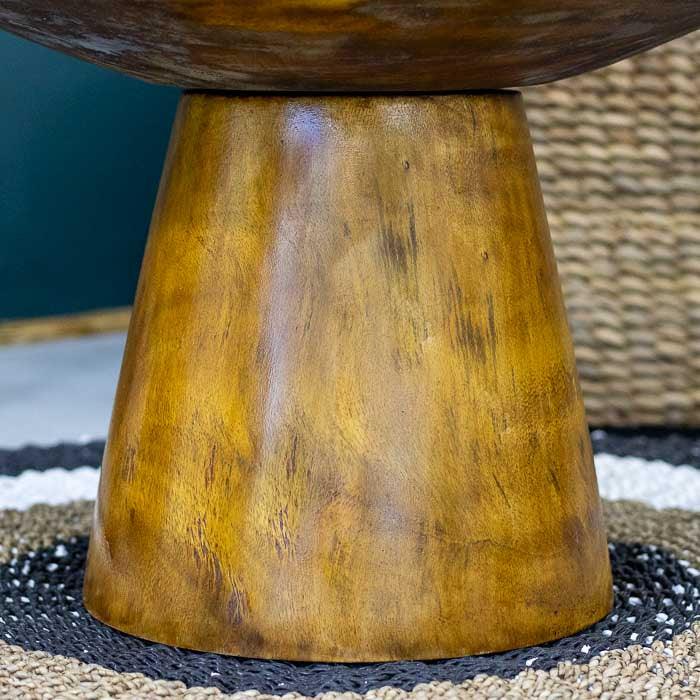Arte funcional balinesa com estrutura robusta e tampo de textura natural. 
