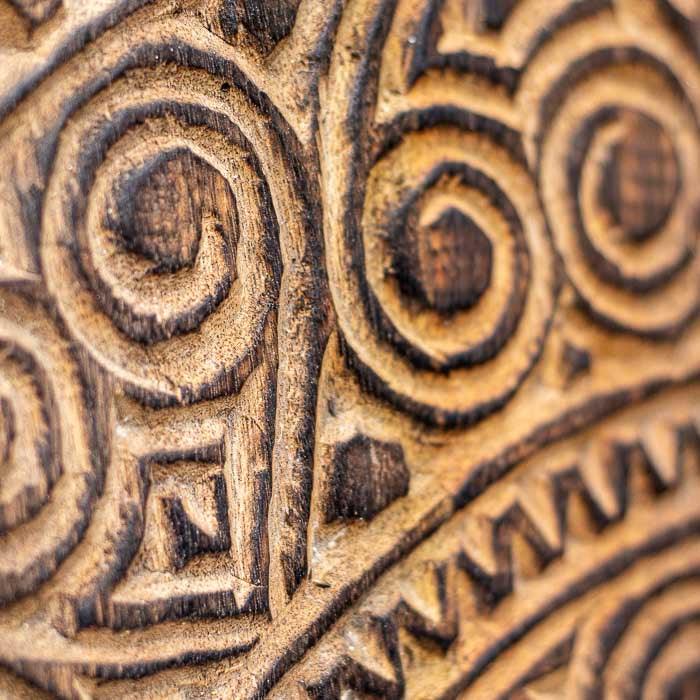 Arte decorativa entalhada em madeira com inspiração cultural de Timor.