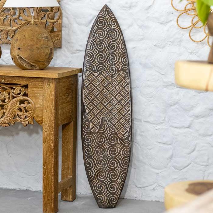 Escultura plana artesanal em madeira com desenhos tribais de Timor, ideal para decorar paredes ou halls com autenticidade e toque étnico. 