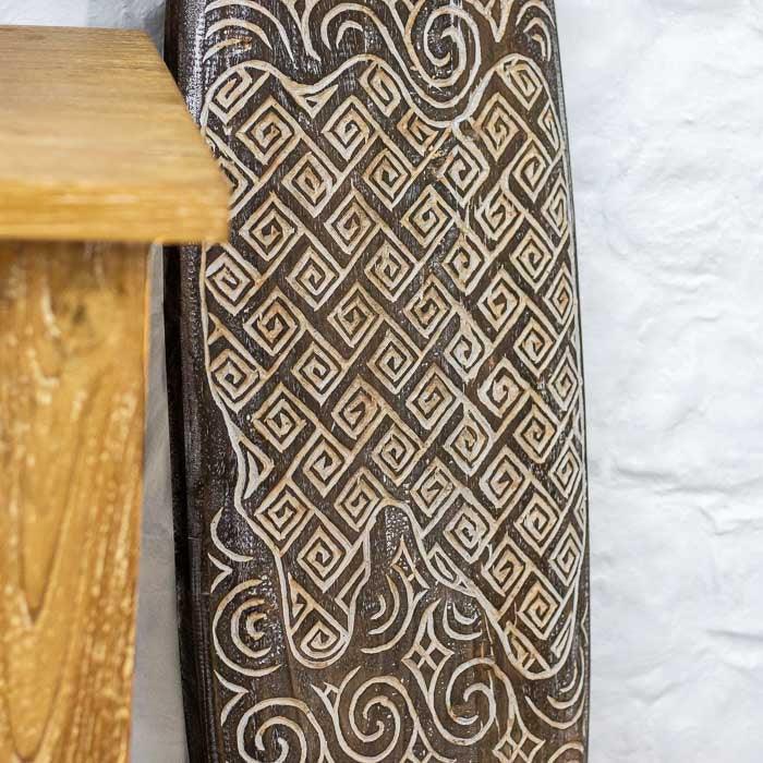Prancha decorativa feita à mão em madeira de Timor com entalhes culturais tribais, perfeita para decorações boho, naturais e espirituais. 