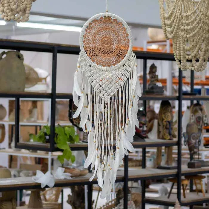Filtro dos sonhos em macramê artesanal de Bali com penas brancas. 