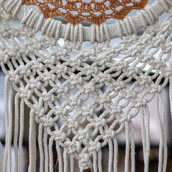 Dream Catcher boho em macramê com aro de crochê feito à mão. 