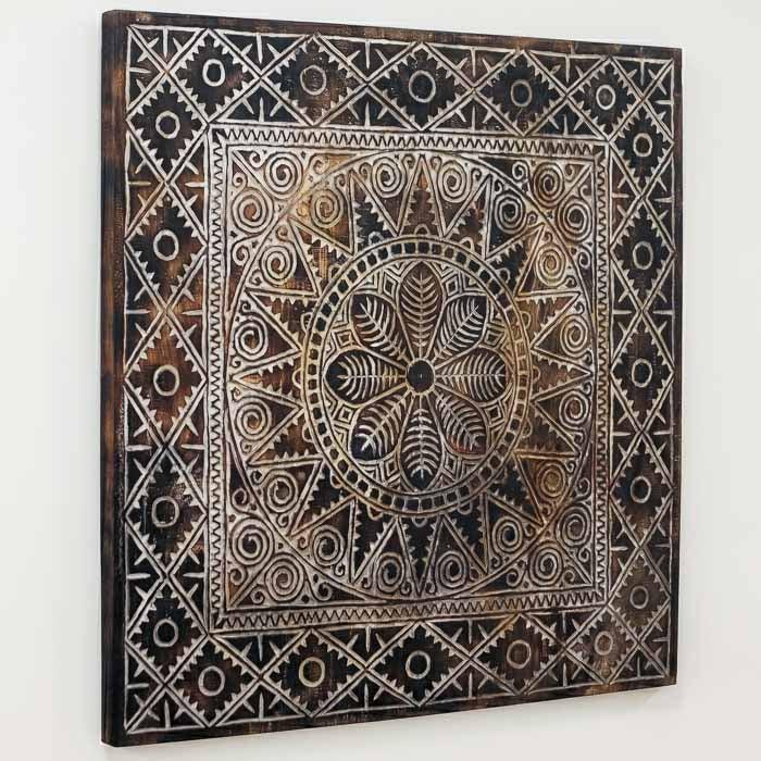 Arte tribal da Indonésia: painel decorativo imponente com design ancestral timorense.