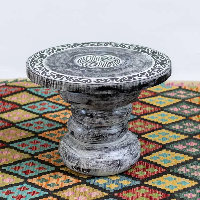 Mesa auxiliar entalhada em madeira maciça, ideal para decoração étnica e rústica.