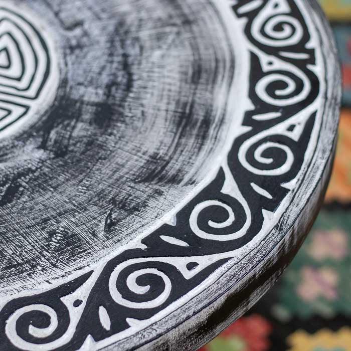 Móvel de centro importado, com pintura envelhecida em preto e branco.