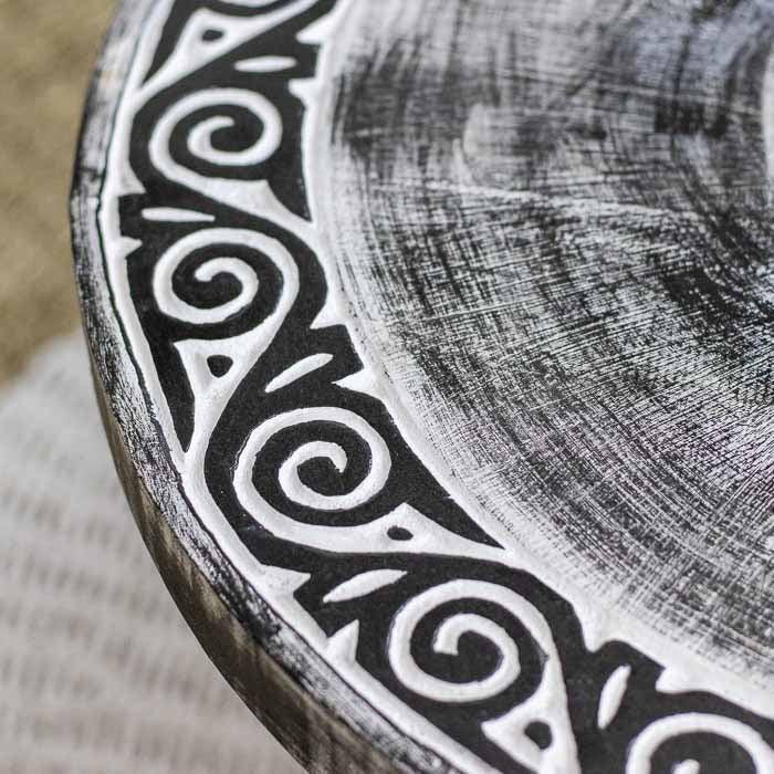 Móvel de centro importado, com pintura envelhecida em preto e branco.