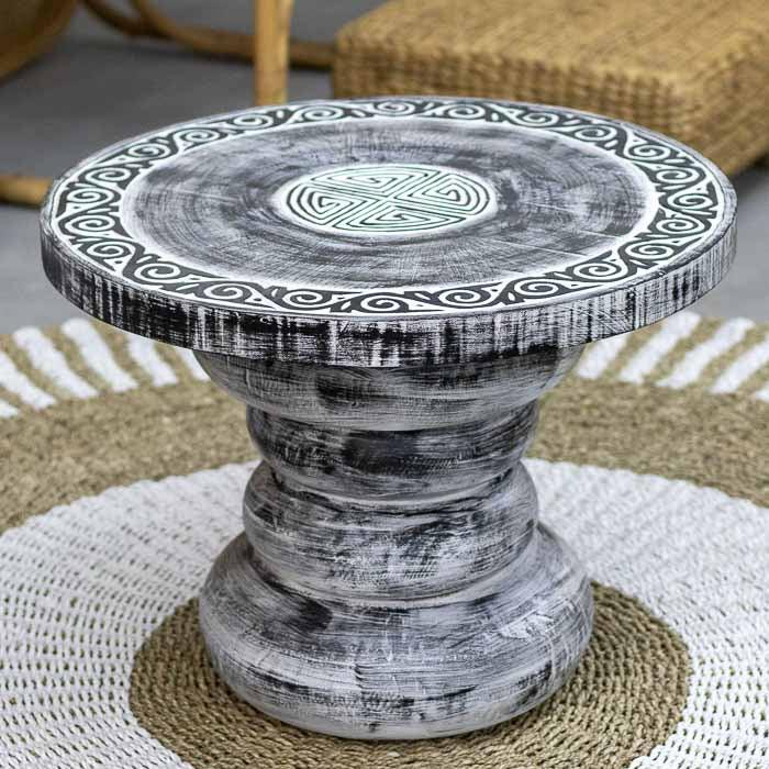 Mesa auxiliar entalhada em madeira maciça, ideal para decoração étnica e rústica.