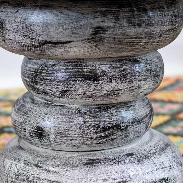 Mesinha artesanal de Timor, com detalhe de desenho tribal no centro do tampo.