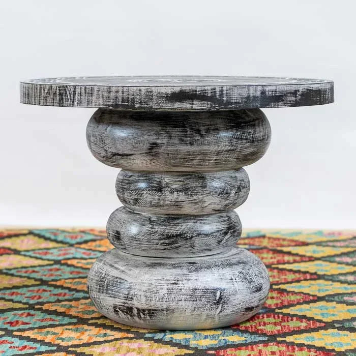 Mesa de centro redonda em madeira com acabamento pátina, entalhada à mão.