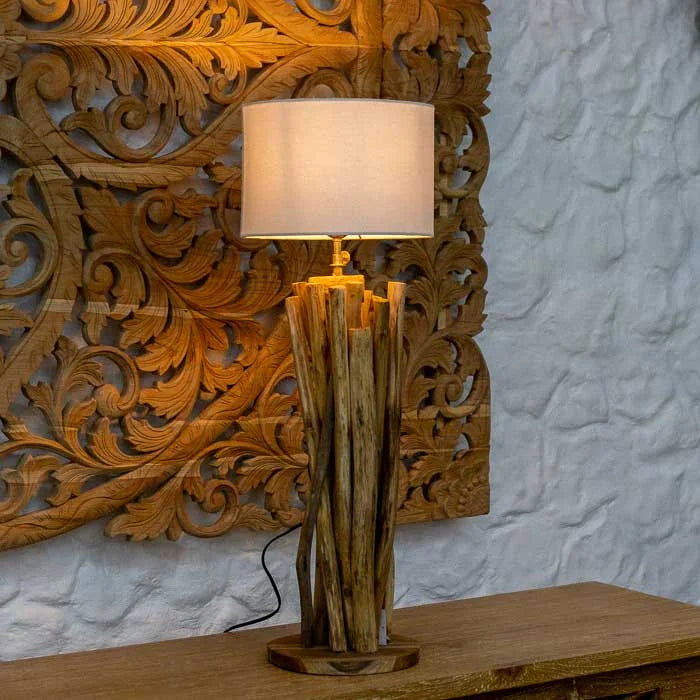 Abajur artesanal em madeira teca com design natural e base orgânica criado em Bali ideal para iluminar e decorar ambientes acolhedores. 