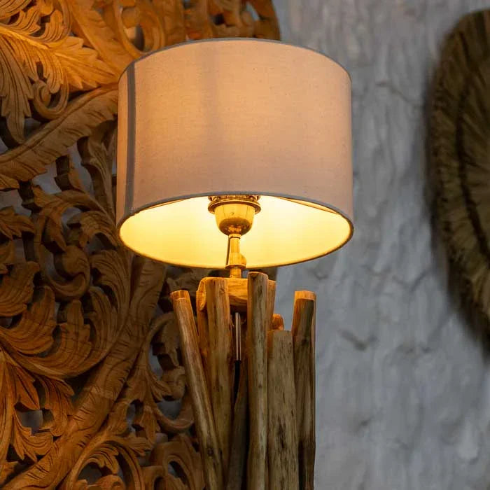 Abajur de madeira teca com acabamento natural e formato artístico elaborado em Bali ideal para iluminação suave e decoração contemporânea. 