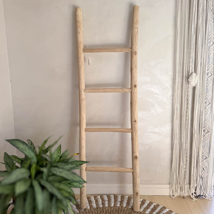 Escada decorativa artesanal em madeira teca feita à mão em Bali.