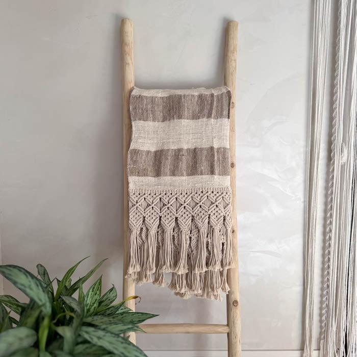 Escada rústica de madeira teca balinesa para decoração de interiores.