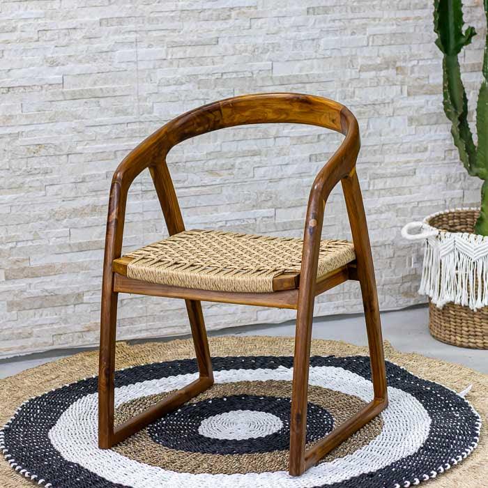 Cadeira artesanal de madeira teca produzida manualmente em Bali.