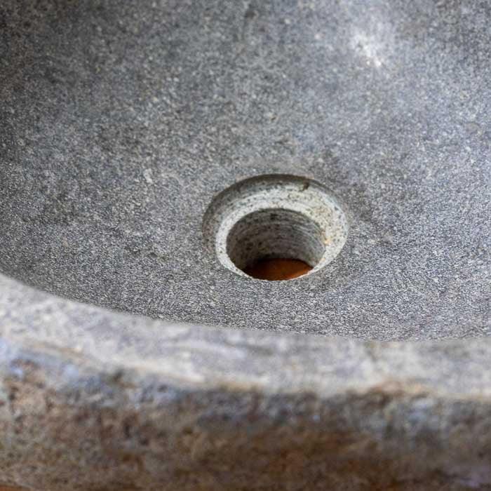 Pedra esculpida manualmente com visual único — uma peça de destaque para banheiros com estilo. 