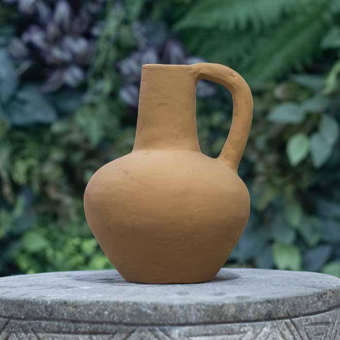 Vaso em formato de garrafa feito em terracota natural, produzido artesanalmente em Bali com acabamento rústico.