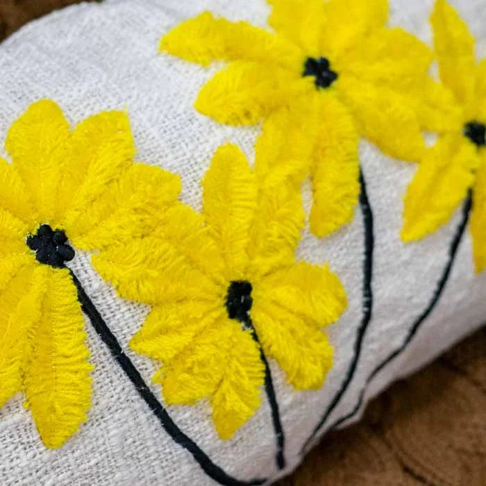Almofada bordada à mão da Arte e Sintonia para decoração de estilo Tropical Moderno. 