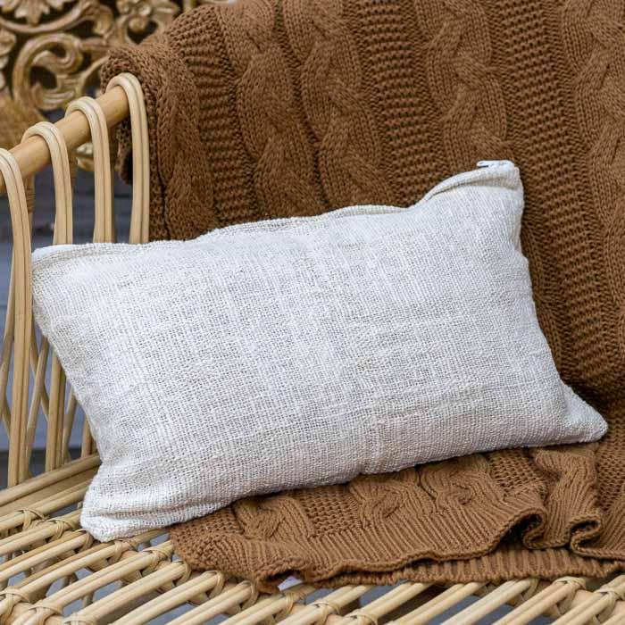 Almofada decorativa boho chic com bordado tátil produzida artesanalmente na Indonésia. 