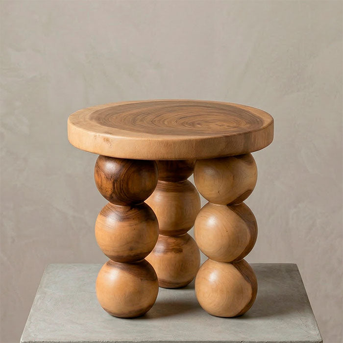 Tampo circular de madeira teka evidenciando veios orgânicos naturais e acabamento acetinado.