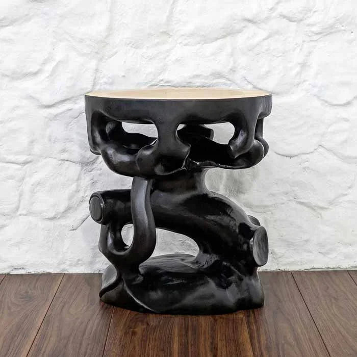 Mesa lateral de Bali com design abstrato fluido em ambiente de decoração clean e sofisticada. 