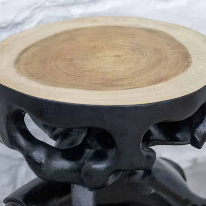 Mesa de canto artesanal em madeira teca com base escultural preta e tampo circular natural. 